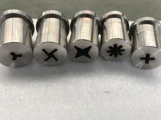 Het tweelingkleur Verdraaide HUISDIER behandelt de Kauwgomverwerking van de Machinehond Met geringe geluidssterkte