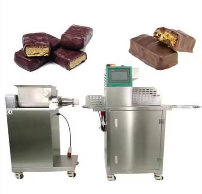 De gezwelde bar van de suikergoedrijst/chocoladereep die Machine met zich het vormen en het snijden maken
