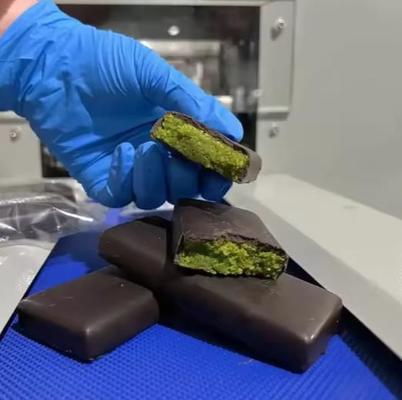 De gezwelde bar van de suikergoedrijst/chocoladereep die Machine met zich het vormen en het snijden maken