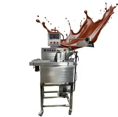 De gezwelde bar van de suikergoedrijst/chocoladereep die Machine met zich het vormen en het snijden maken