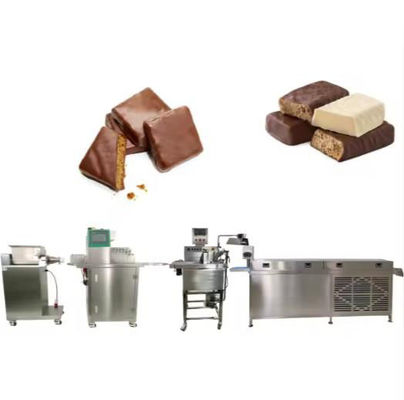 De gezwelde bar van de suikergoedrijst/chocoladereep die Machine met zich het vormen en het snijden maken