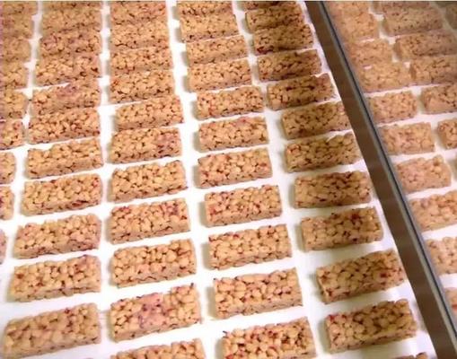 De de gepufte cake/chocoladereep die van het rijstsuikergoed Machine, popcornbal maken die machine vormen