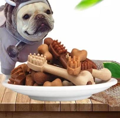 De hond kauwt/Voedsel voor huisdieren/hond behandelt en kauwt de machine van de hondevoermaker